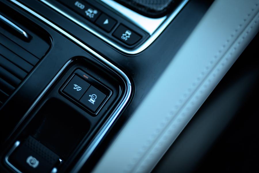 Детали интерьера Jaguar F-Pace SVR 2019 года  (JP) (фото 20 из 20)